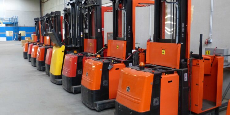 ​Widlak elektryczny – poznaj ten model wózka widłowego